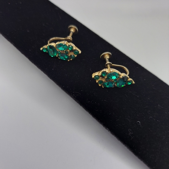 Vintage Emerald Green Rhinestones Screwback Earrings. - Picture 5 of 11
